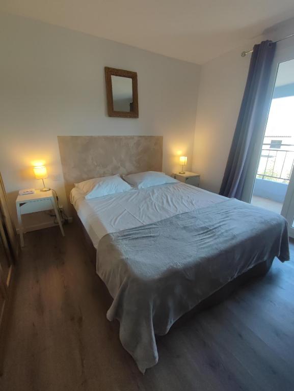 Postel nebo postele na pokoji v ubytování L'Aiglon Bylitis