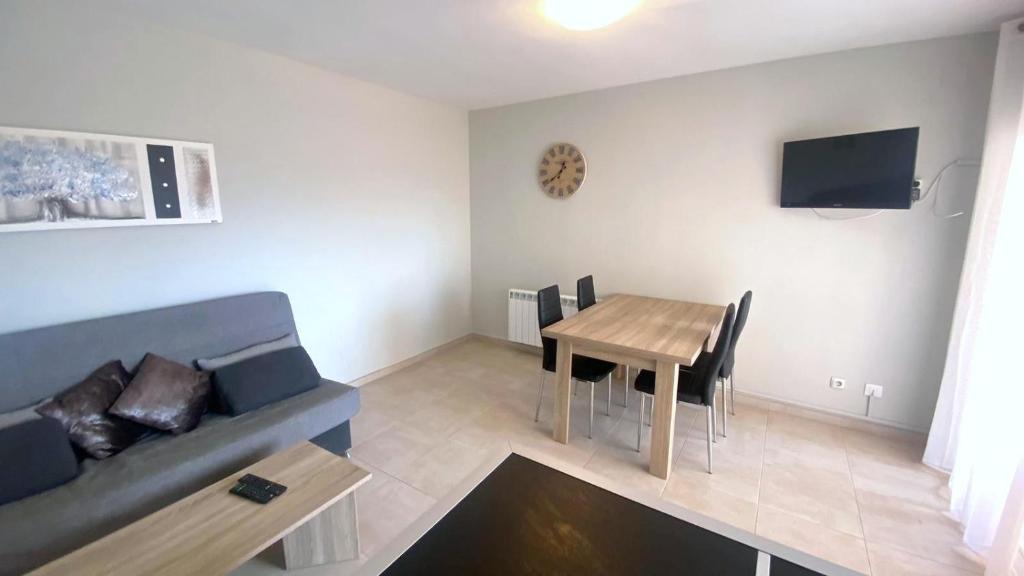 A seating area at OLIMPE 2 8