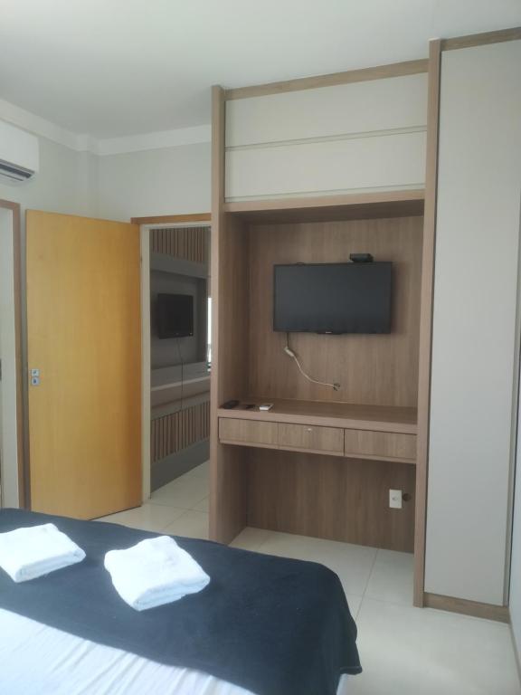 Televízia a/alebo spoločenská miestnosť v ubytovaní apartamento alto padrão (centro)