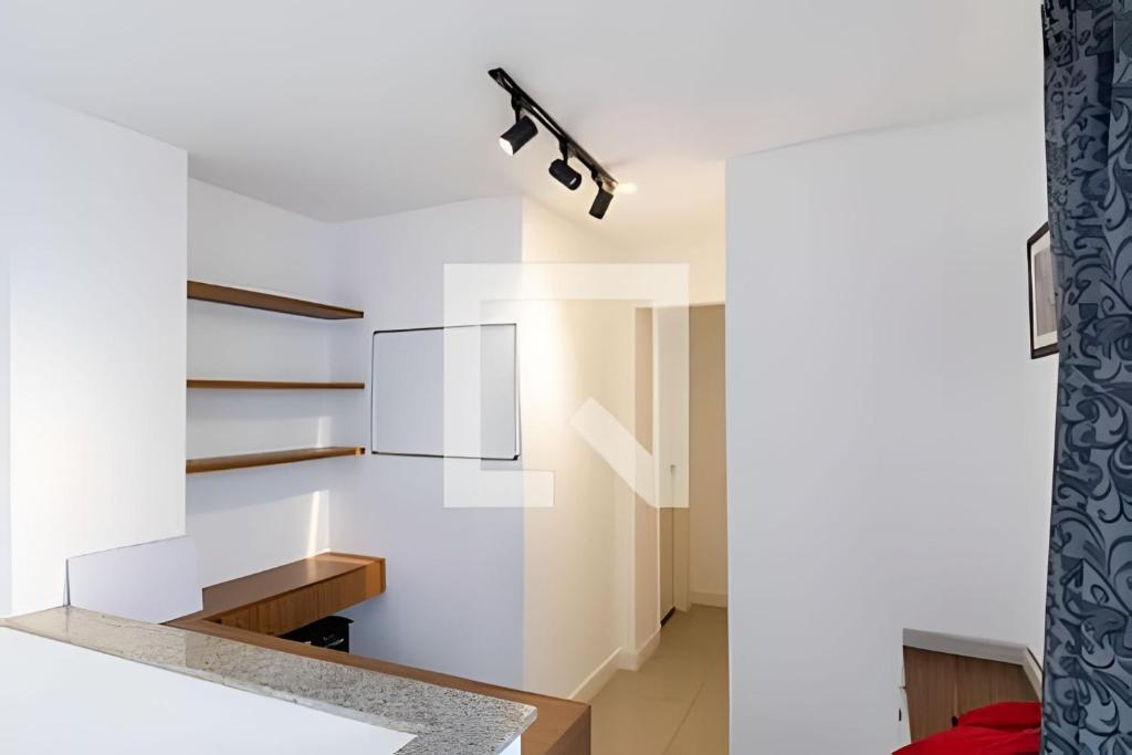 里約熱內盧的住宿－Apartamento residencial com fácil acesso ao Recreio e Barra da Tijuca，厨房设有白色的墙壁和冰箱。