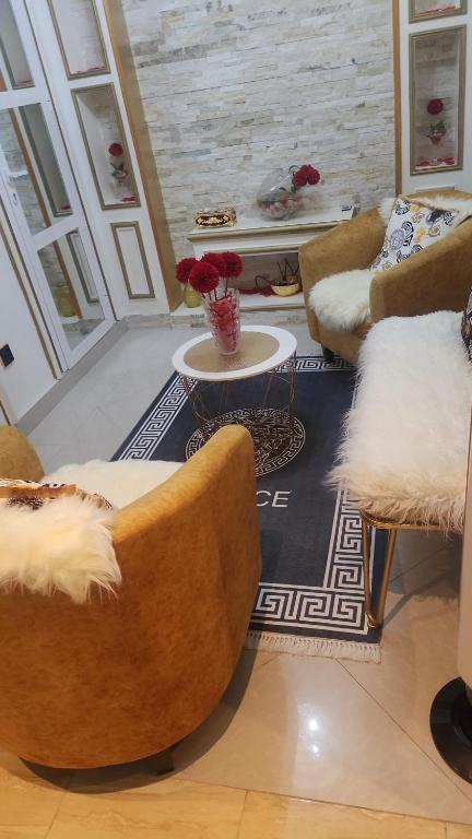ein Wohnzimmer mit 2 Sofas und einem Tisch in der Unterkunft Luxueux platinium in Libreville