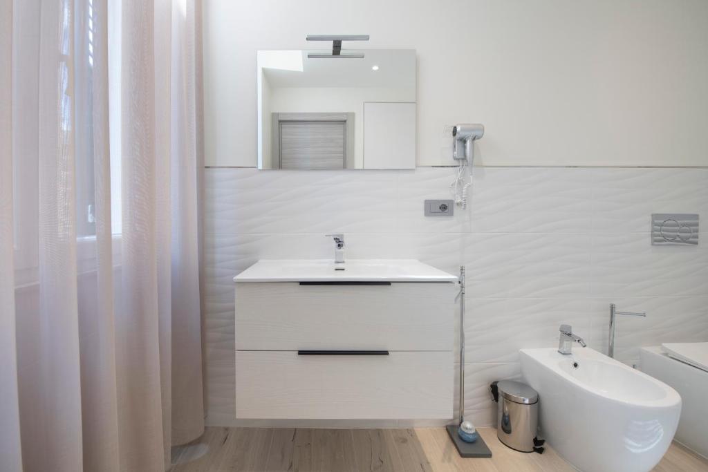 Koupelna v ubytování 241 - Camera Nord Est - Affittacamere Sara Home Chiavari, 200Metri dal Mare