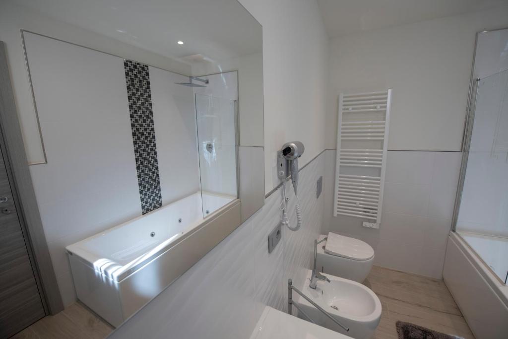 Koupelna v ubytování 241 - Camera Nord Est - Affittacamere Sara Home Chiavari, 200Metri dal Mare