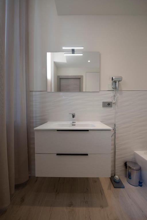 Koupelna v ubytování 241 - Camera Nord Est - Affittacamere Sara Home Chiavari, 200Metri dal Mare