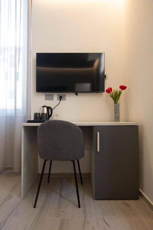 TV a/nebo společenská místnost v ubytování 241 - Camera Nord Est - Affittacamere Sara Home Chiavari, 200Metri dal Mare