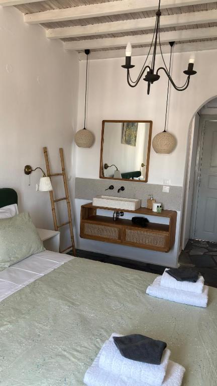 Postel nebo postele na pokoji v ubytování Vougli View Mykonos