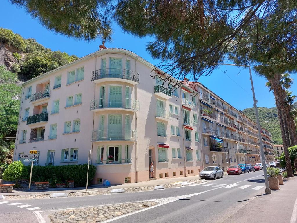 Το κτήριο όπου στεγάζεται  το διαμέρισμα