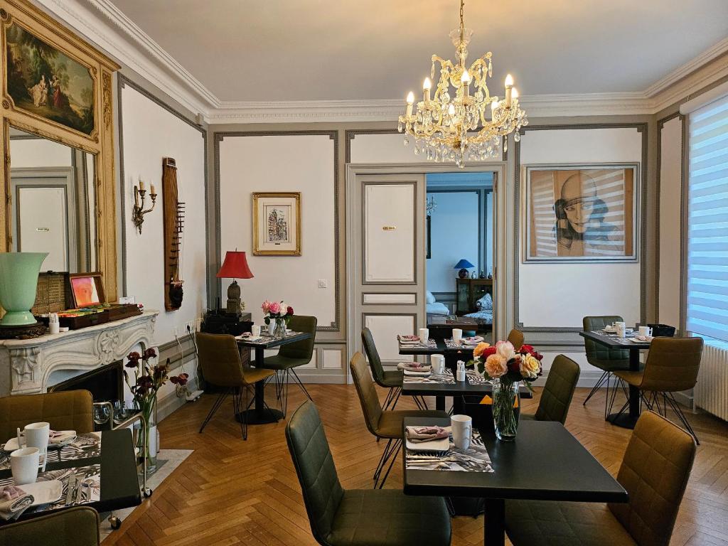 Posezení v ubytování Chambres d'Hôtes de luxe Côté Parc-Côté Jardin avec parking privé gratuit