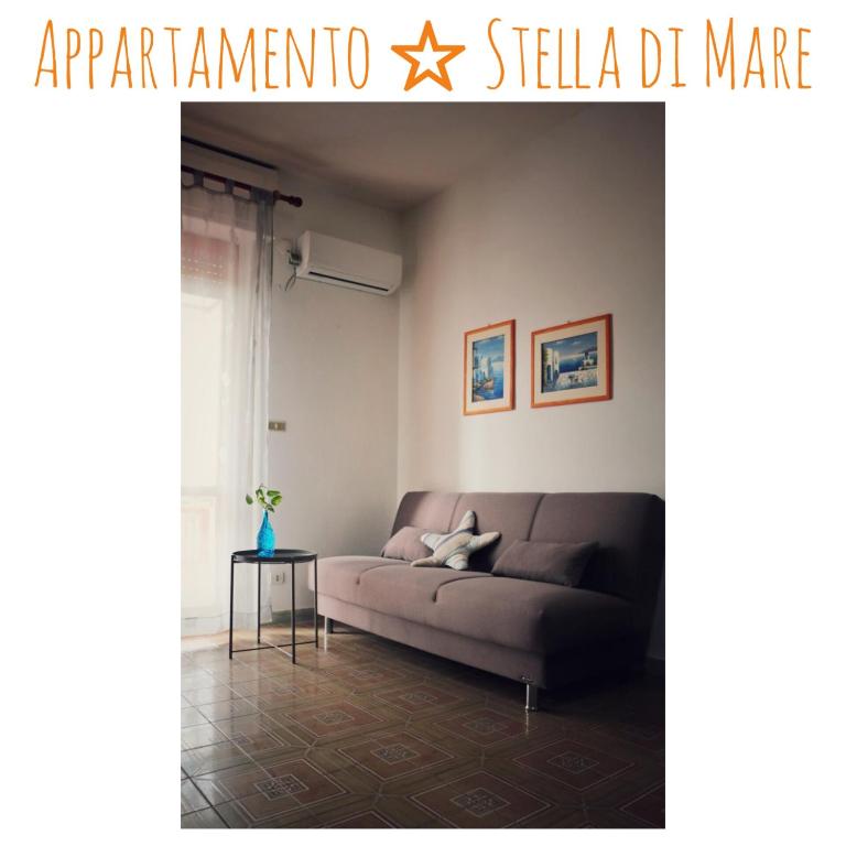 - un salon avec un canapé et une table dans l'établissement Appartamento Stella Di Mare, à Campomarino