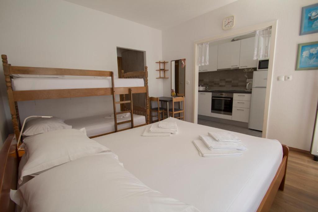 Postel nebo postele na pokoji v ubytování Apartmani Josip