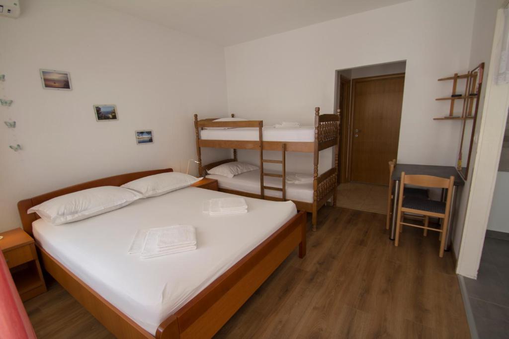 Postel nebo postele na pokoji v ubytování Apartmani Josip