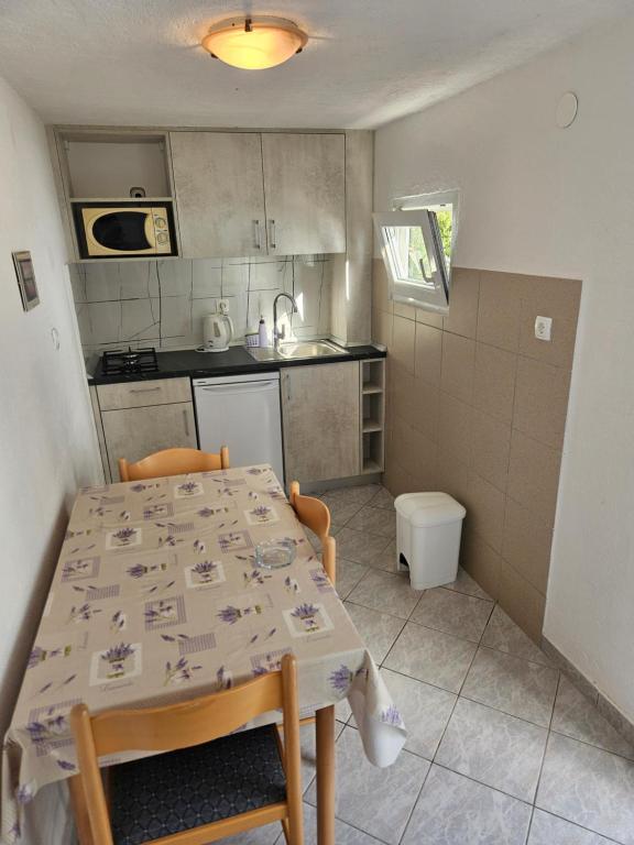Kuchyň nebo kuchyňský kout v ubytování Apartmani Josip