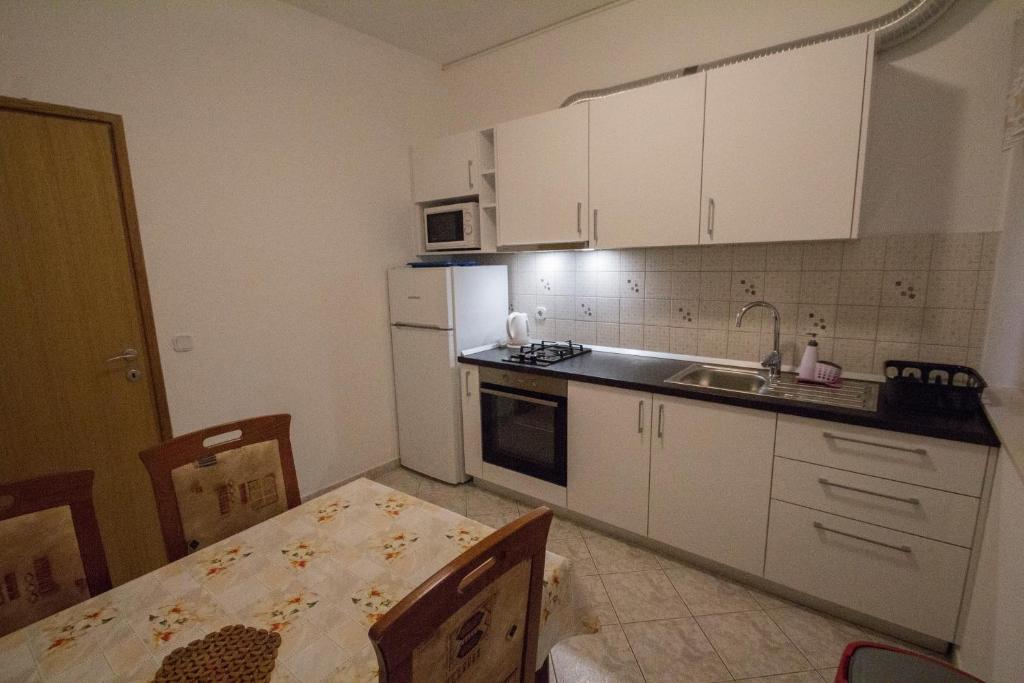 Kuchyň nebo kuchyňský kout v ubytování Apartmani Josip