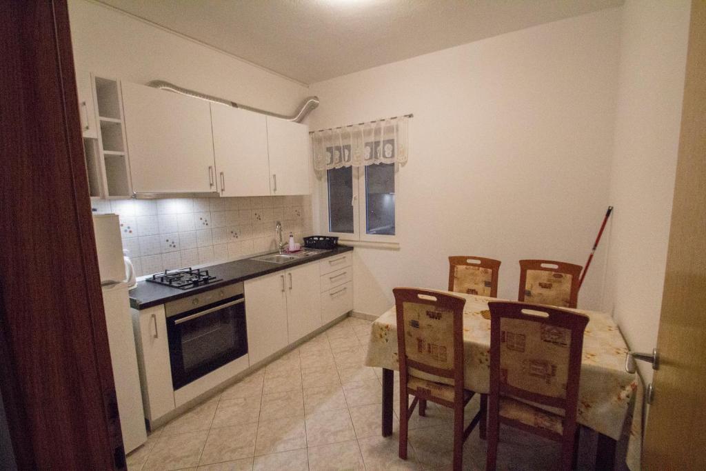 Kuchyň nebo kuchyňský kout v ubytování Apartmani Josip