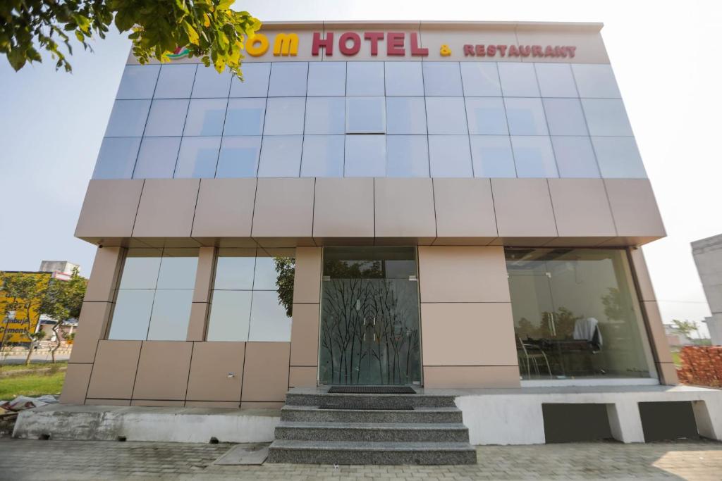 un hotel con un cartel en la parte superior de un edificio en Capital O Hotel Viom, en Panchli