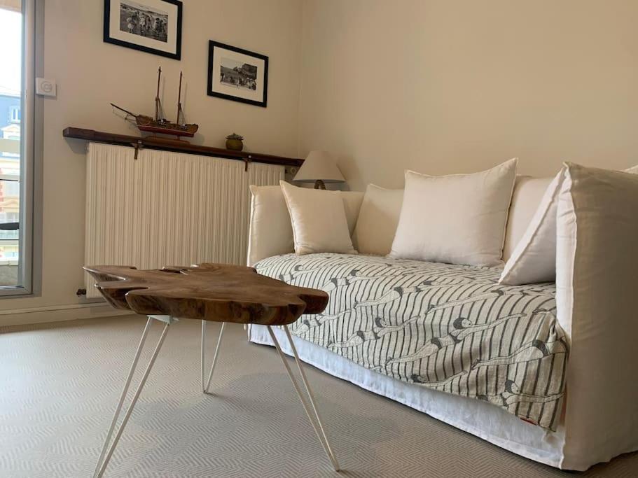 un salon avec un canapé et une table dans l'établissement Biarritz studio extra centre grande plage, à Biarritz
