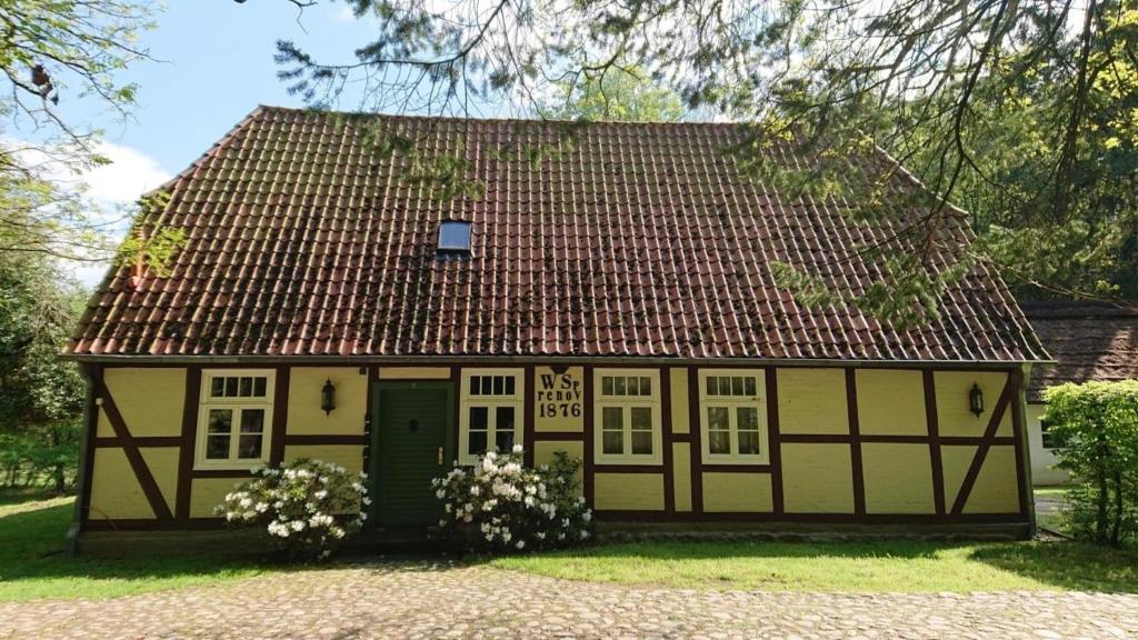 a small house with a red roof at Alte Schäferei - Kräuterkammer in Lüdersburg