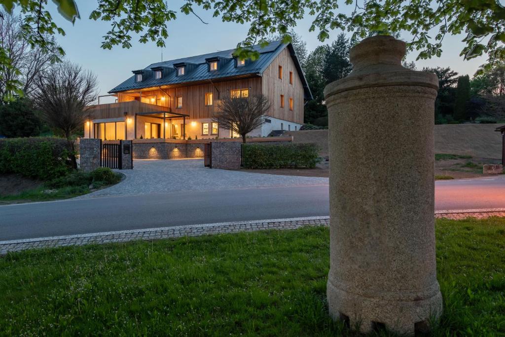 una casa con un pilastro di pietra di fronte a una strada di Resort - D9 a Želnava