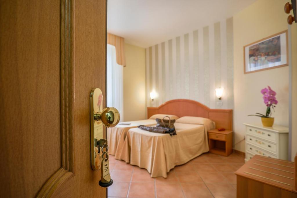 Posteľ alebo postele v izbe v ubytovaní Hotel Katy