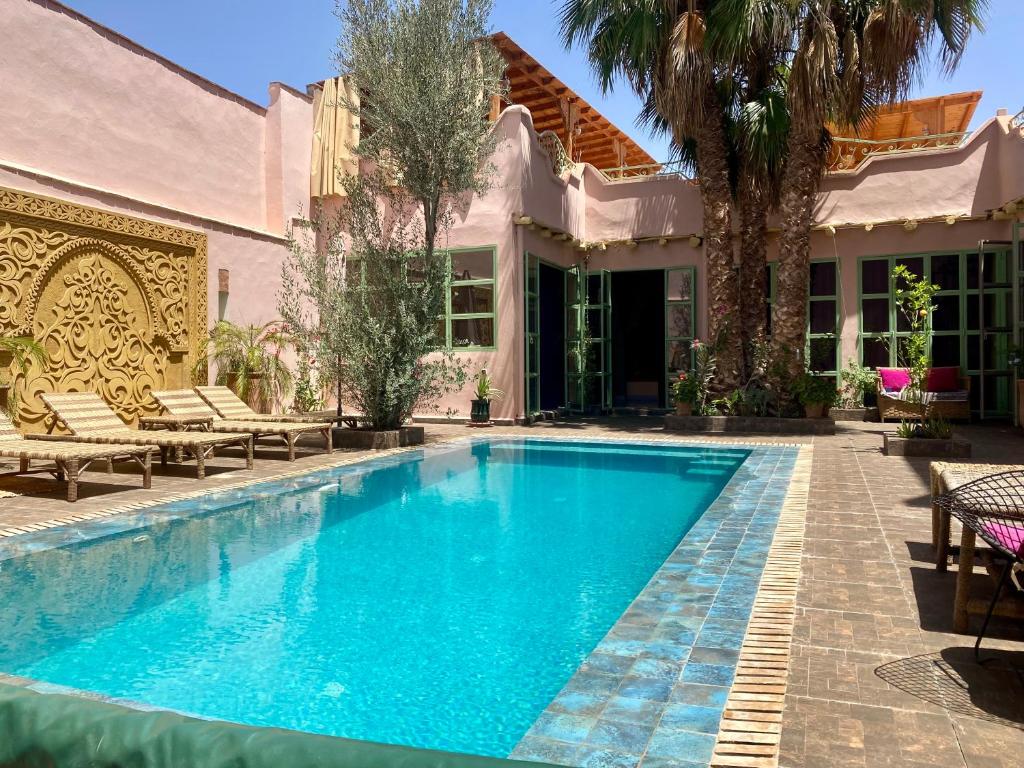 una piscina di fronte a una casa di Riad tania mozaik a Taroudant