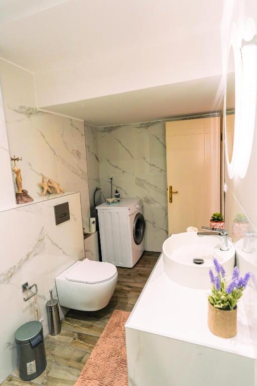 A bathroom at LOVELY AND SUNNY APARTAMENT 300m FROM BEACH!!