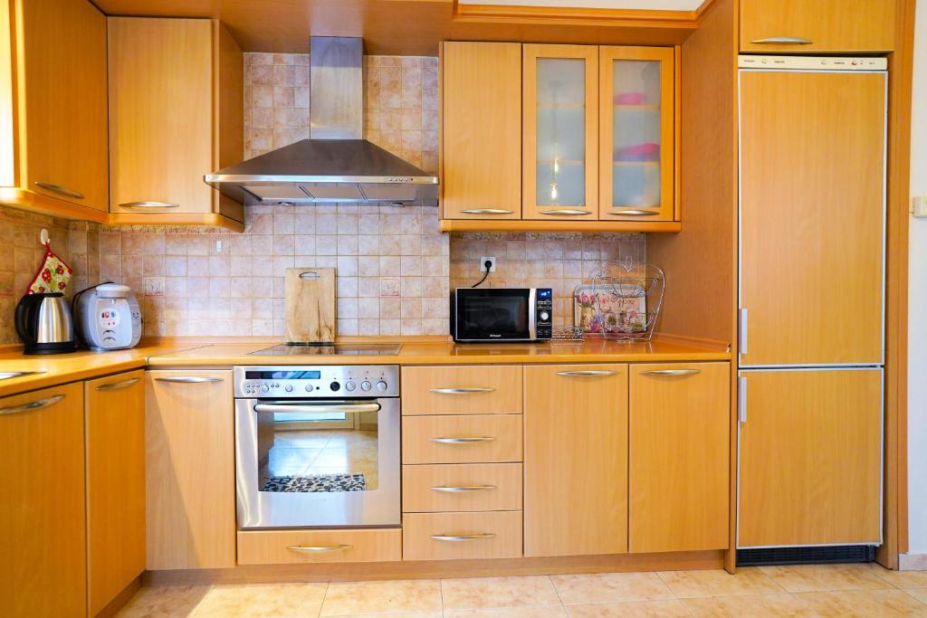 A kitchen or kitchenette at LOVELY AND SUNNY APARTAMENT 300m FROM BEACH!!