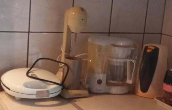una encimera de cocina con licuadora y otros electrodomésticos en house FYNTIKAKH - SKALA, en Sinoikismós Kámbos