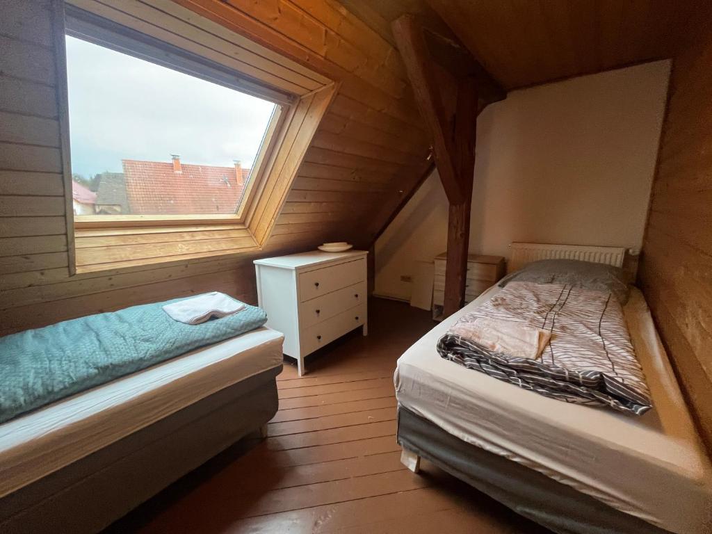 1 Schlafzimmer mit 2 Betten und einem Fenster in der Unterkunft Monteurzimmer Im Kraichtal! By Simplex in Kraichtal