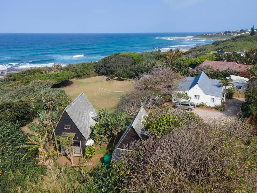 eine Luftansicht eines Hauses und des Ozeans in der Unterkunft Umzumbe Surf House in Umzumbe