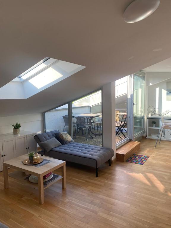 ein Wohnzimmer mit Sofa und Tisch in der Unterkunft Appartement Havelblick in Berlin