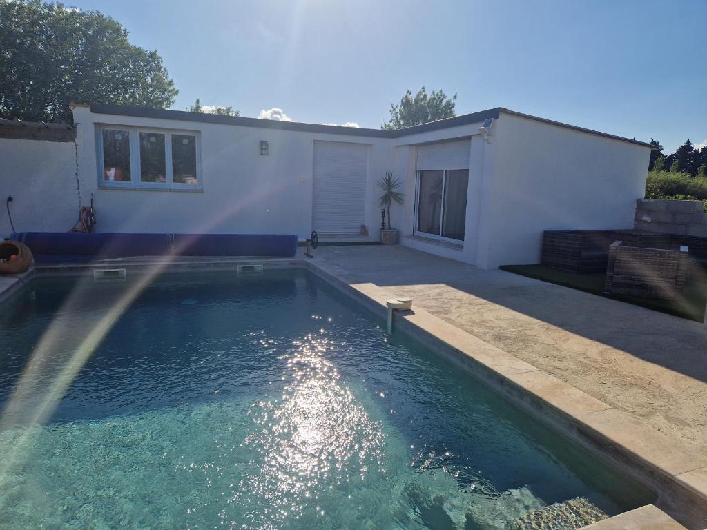 une piscine devant une maison dans l'établissement Casita blanca, à Arles