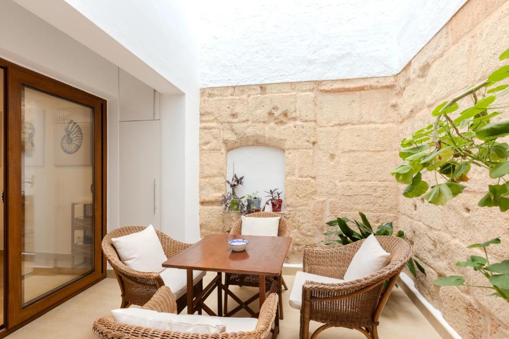 a dining room with a table and chairs at Sant Cesc in Ciutadella