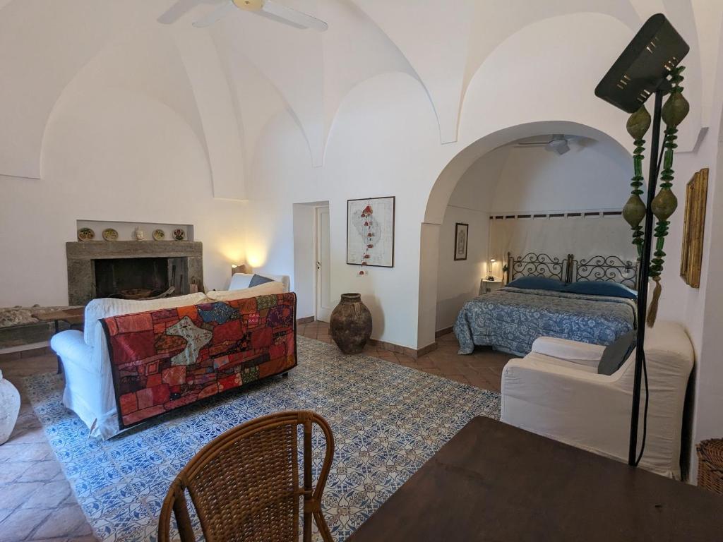 sala de estar con cama y sofá en The Place Yoga Retreat *FREE YOGA CLASS en Pantelleria