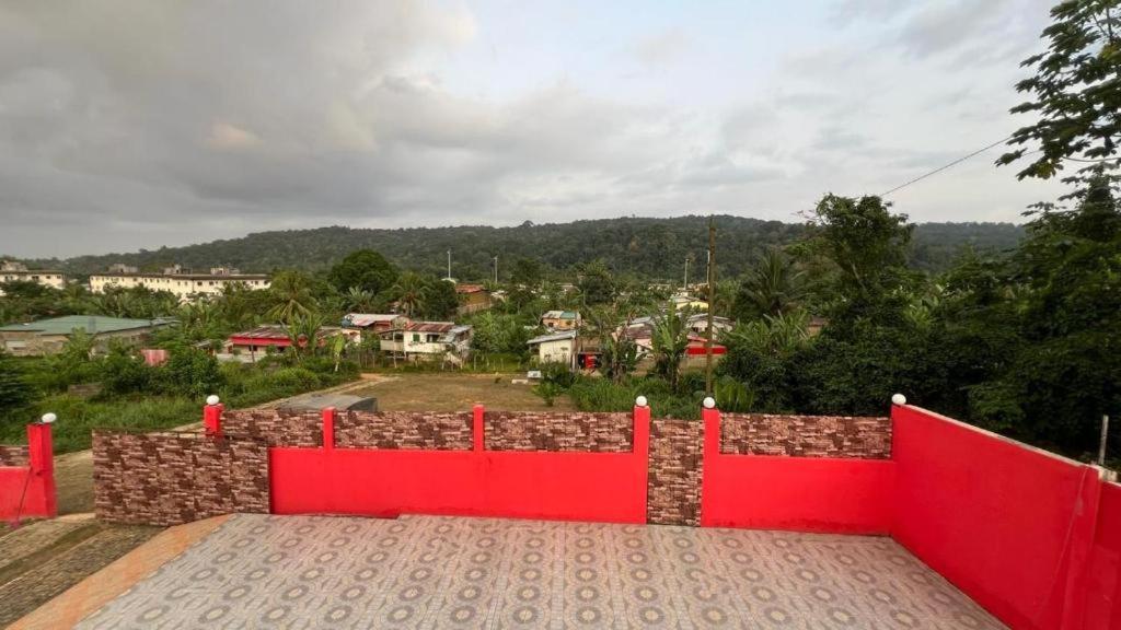 une clôture rouge avec vue sur la ville dans l'établissement Residencial Bom Desconto, 