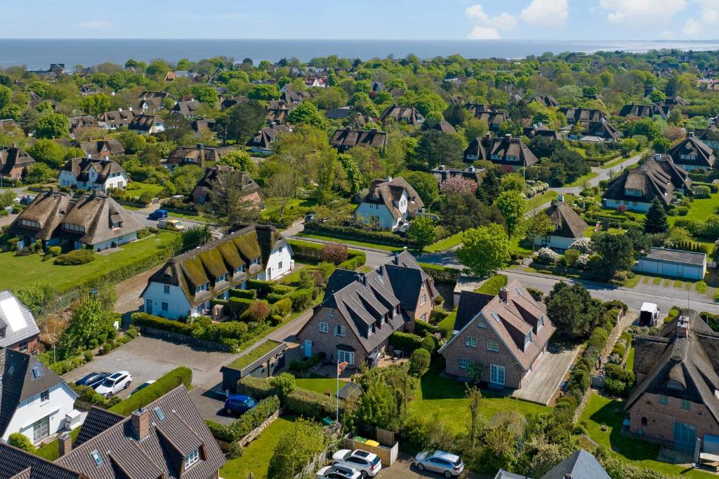 - une vue aérienne sur un quartier résidentiel avec des maisons dans l'établissement Haus Strandlaeufer, à Keitum