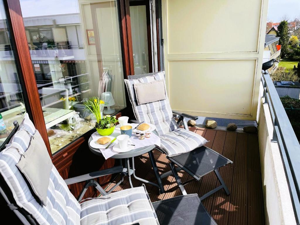 balcón con mesa y sillas en Seeschlösschen App 124, en Grömitz