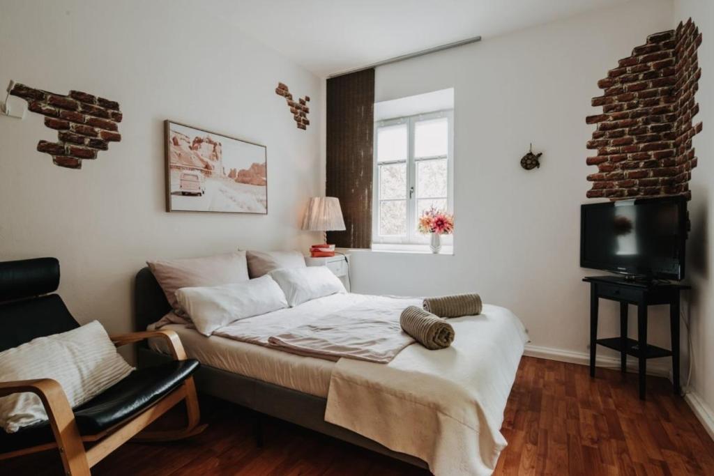 - une chambre avec un lit et une télévision dans l'établissement Privat-Gästezimmer LA-Villa-Feeling, à Landshut