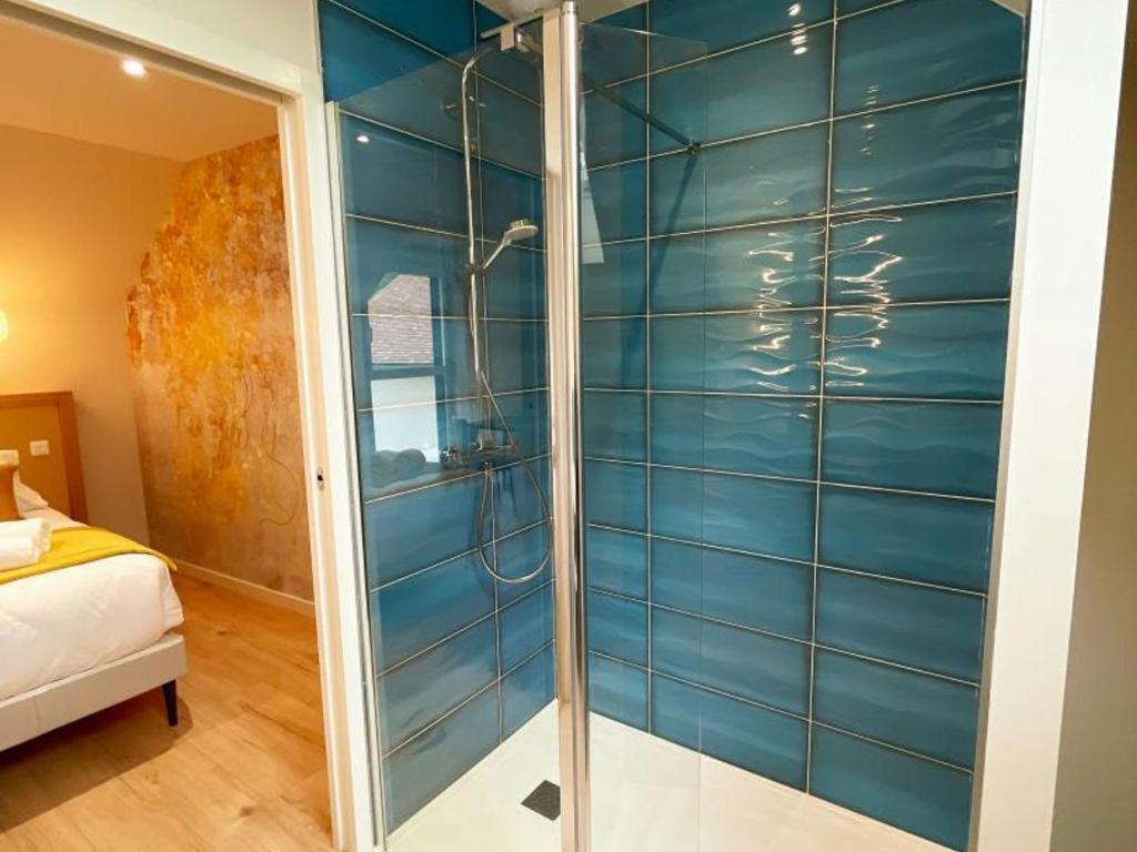 Ein Badezimmer in der Unterkunft Gîte Pont-de-Ruan, 6 pièces, 12 personnes - FR-1-381-579