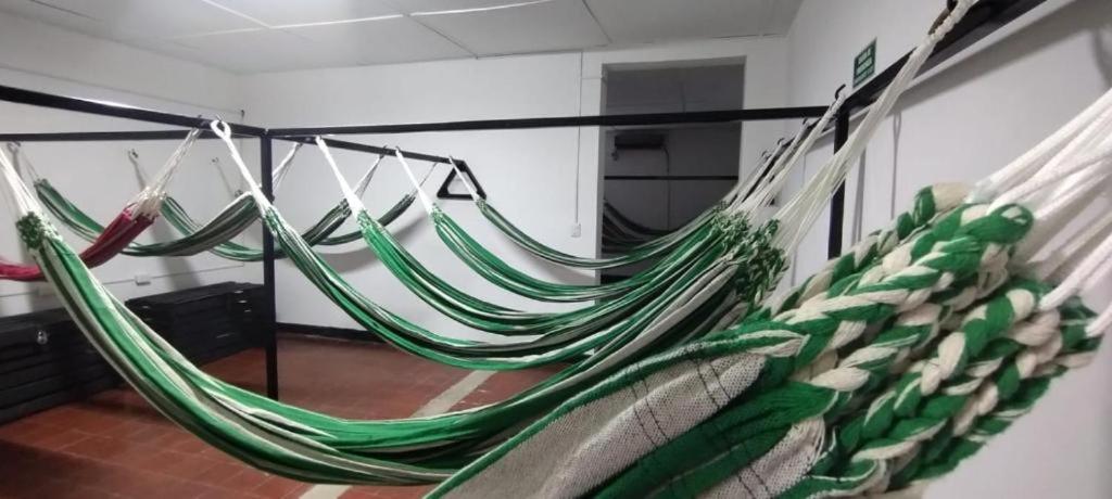 um grupo de redes pendurado num quarto em Hammocks - Hamacas em Ríohacha