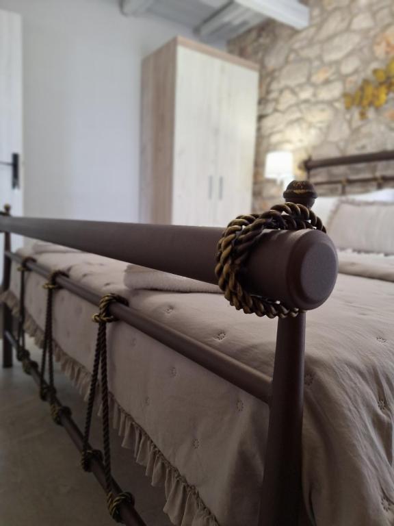 Postel nebo postele na pokoji v ubytování Vivari Stone House