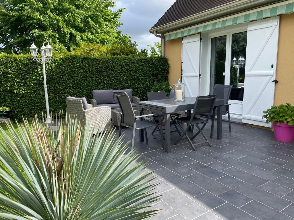 patio con tavolo e sedie di Maison verdoyante avec piscine, 5 min du Mans - FR-1-410-443 a La Chapelle-Saint-Aubin