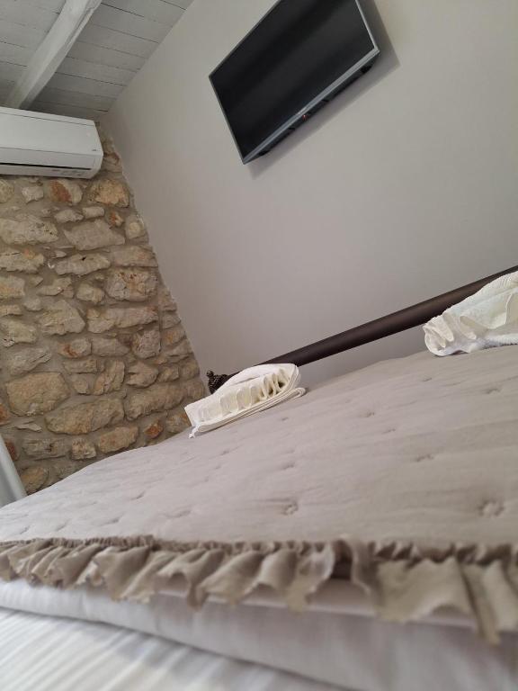 TV a/nebo společenská místnost v ubytování Vivari Stone House