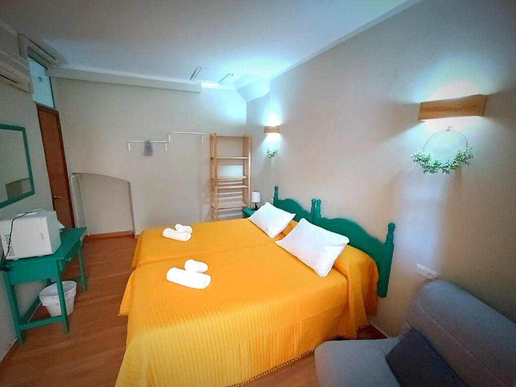 1 dormitorio con 1 cama con 2 toallas en Hostal Cristina, en Chipiona