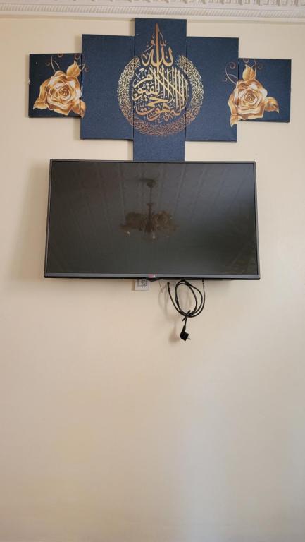 Un televisor de pantalla plana colgado en una pared en Nador centre ville, en Nador