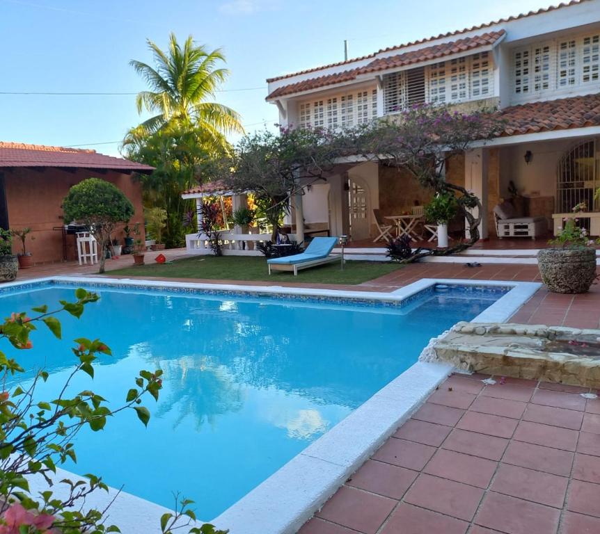 uma piscina em frente a uma casa em Rincon Andaluz em Santo Domingo