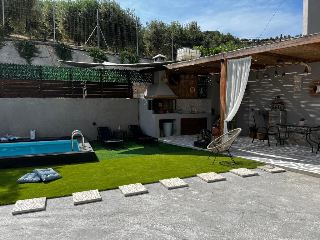 einen Hinterhof mit einer Liegewiese und einem Pool in der Unterkunft Natural House with Pool & Private Parking in Iraklio
