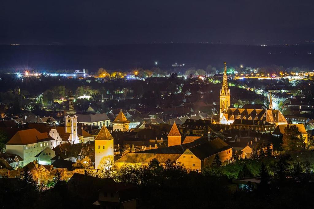 Výhľad na mesto Kőszeg alebo výhľad na mesto priamo z apartmánu