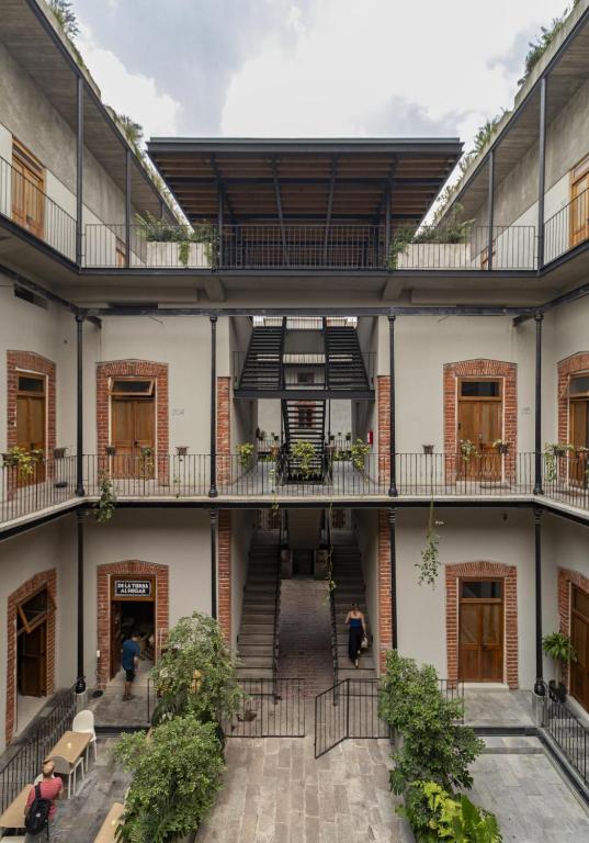 Hotel Departamento Emilio Dondé zona céntrica CDMX, an external view of a building with stairs and plants at Departamento Emilio Dondé zona céntrica CDMX in Mexico City