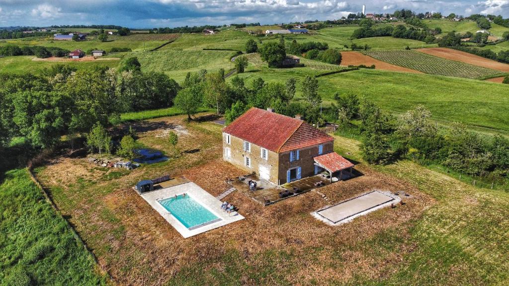 una vista aérea de una casa con piscina en Maison Cabet, en Castelnavet