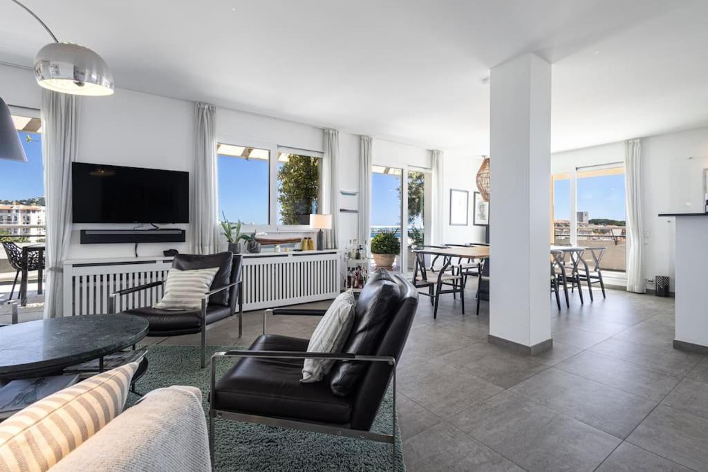 un salon avec un canapé, des chaises et une table dans l'établissement Outstanding Rooftop Cannes 4 bed Apt Sea Views, à Cannes